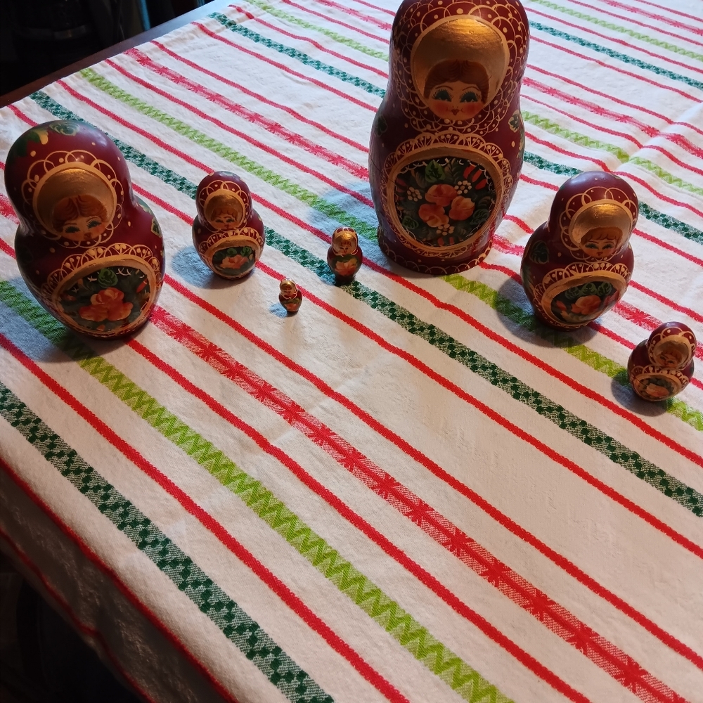 handpainted by Inuit Set Of  7 Matryoshkas detailed  burgundy front, blue back